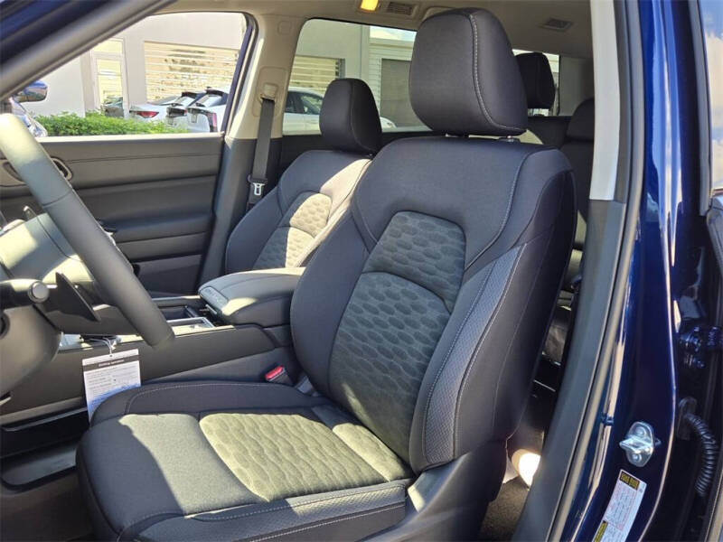 2025 Nissan Pathfinder SV