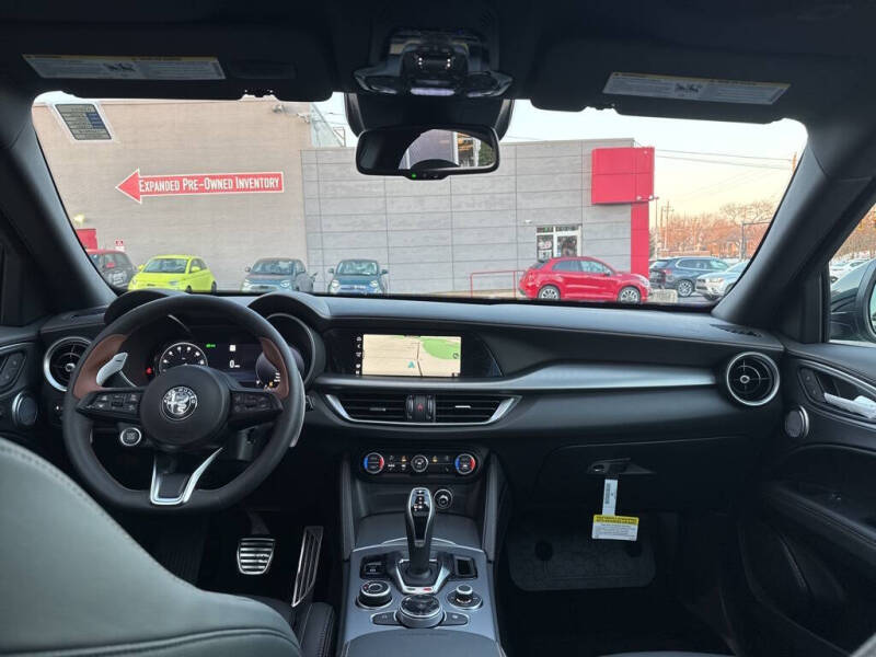 2025 Alfa Romeo Stelvio Intensa