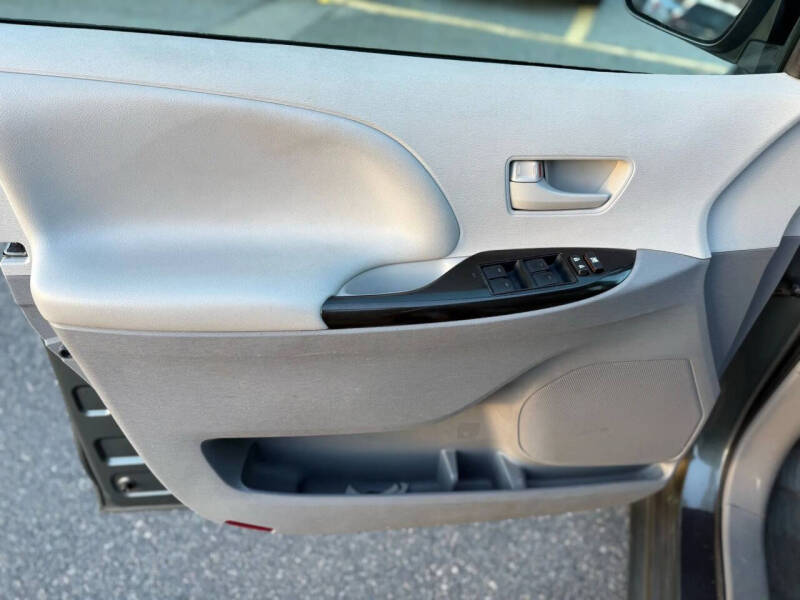 2014 Toyota Sienna LE 7-Passenger