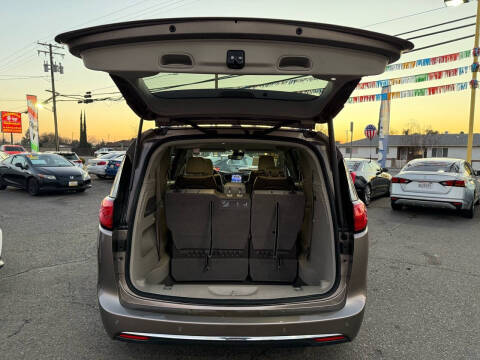 2017 Chrysler Pacifica Touring-L Plus