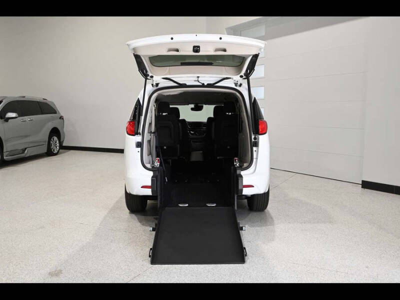 2024 Chrysler Voyager LX