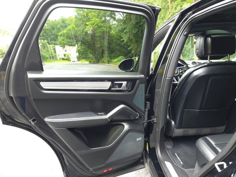 2023 Porsche Cayenne Platinum Edition