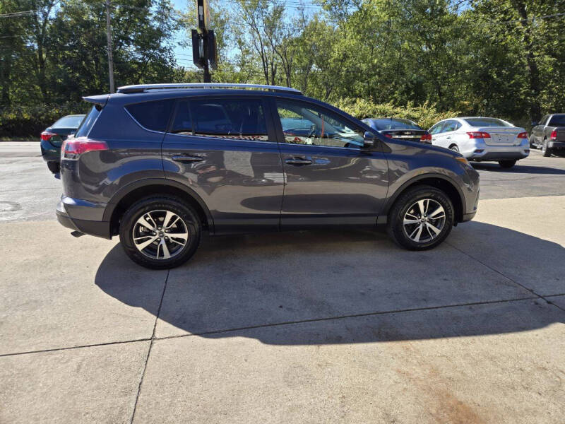 2016 Toyota RAV4 XLE photo 9