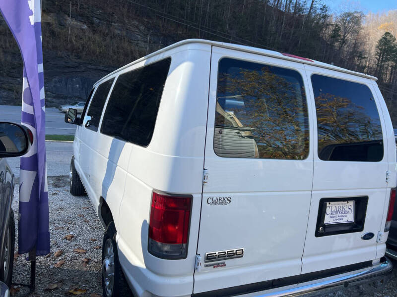 2008 Ford E-Series Econoline Wagon XLT photo 3