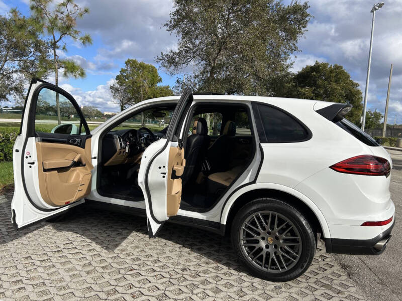 2017 Porsche Cayenne Platinum Edition