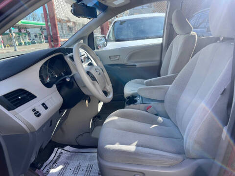 2014 Toyota Sienna LE 8-Passenger