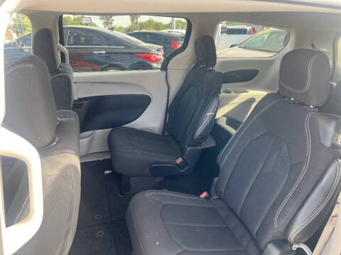 2022 Chrysler Voyager LX