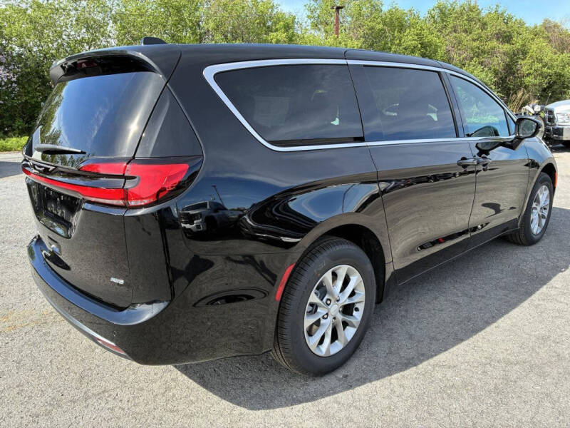 2027 Chrysler Pacifica Select