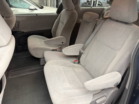 2017 Toyota Sienna LE 8-Passenger