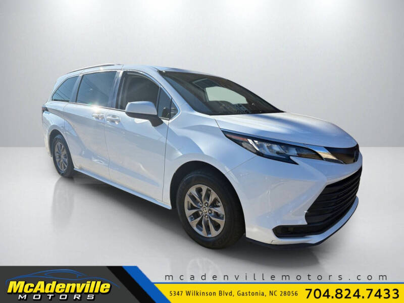 2022 Toyota Sienna LE 8-Passenger