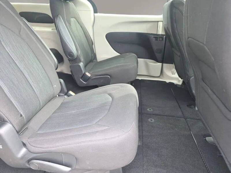 2022 Chrysler Voyager LX