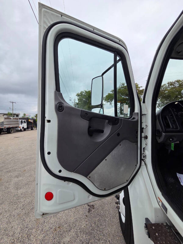 2016 Freightliner M2 106