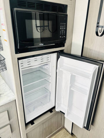 2023 Coleman Lantern 17B