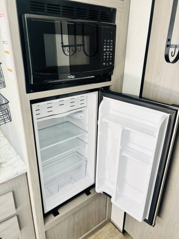 2023 Coleman Lantern 17B