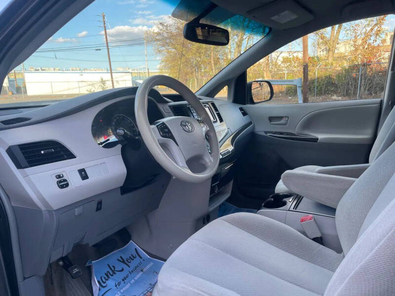 2014 Toyota Sienna LE 7-Passenger