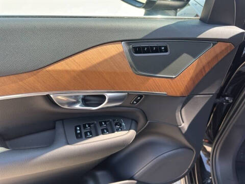 2022 Volvo XC90 T6 Momentum 7-Passenger