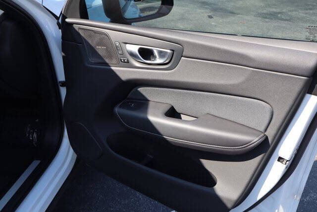 2024 Volvo XC60 Recharge T8 Ultimate Dark Theme