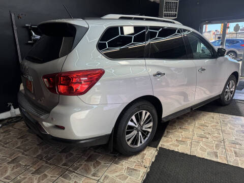 2017 Nissan Pathfinder SV