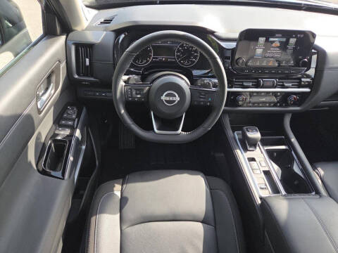 2025 Nissan Pathfinder SL