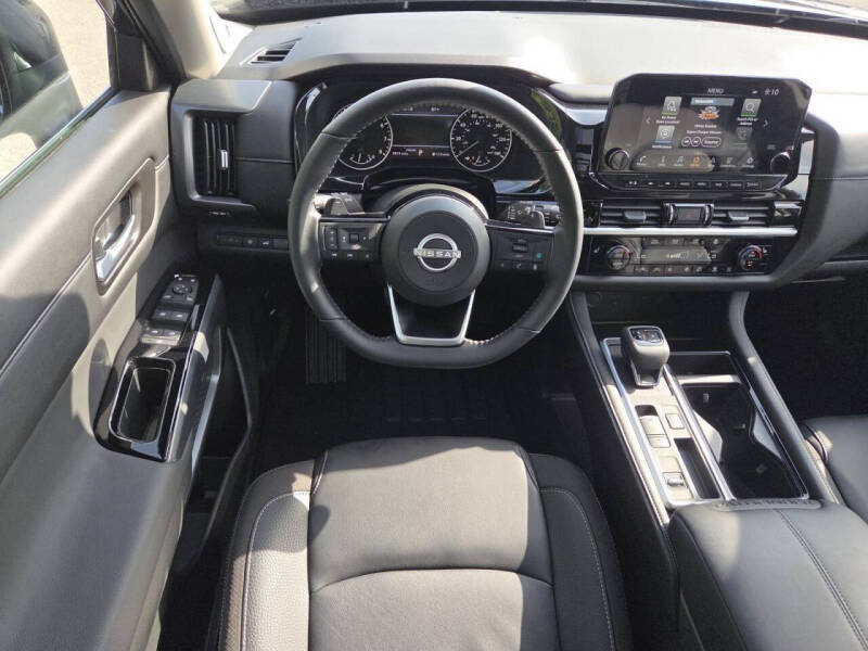 2025 Nissan Pathfinder SL