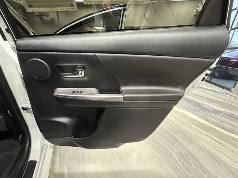 2016 Toyota Prius v Five