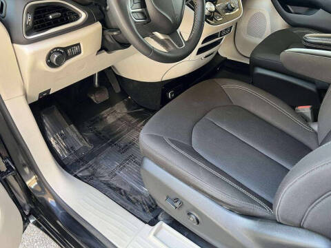 2022 Chrysler Voyager LX