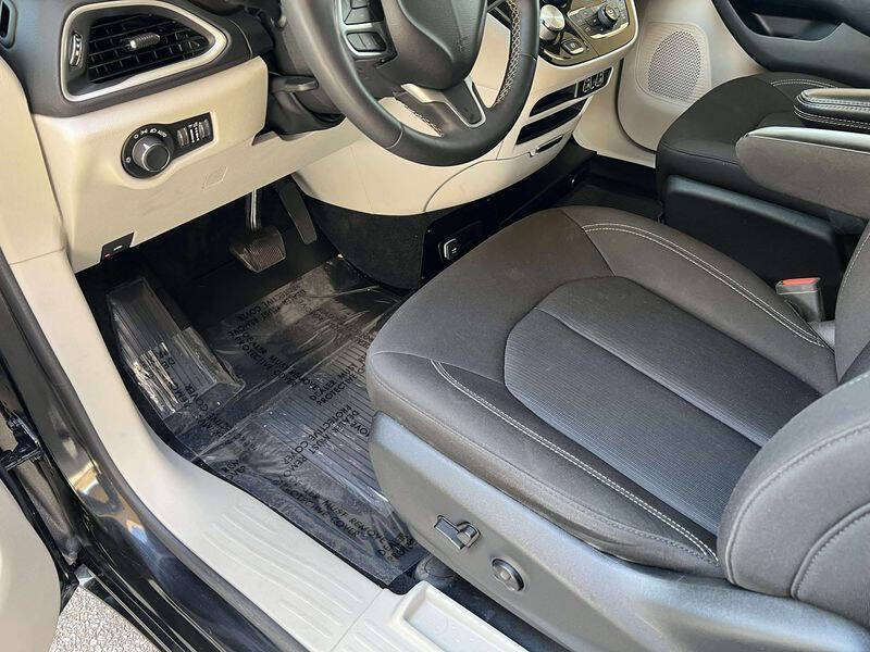 2022 Chrysler Voyager LX