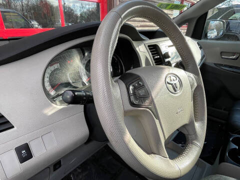 2011 Toyota Sienna SE 8-Passenger