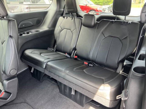 2027 Chrysler Pacifica Select