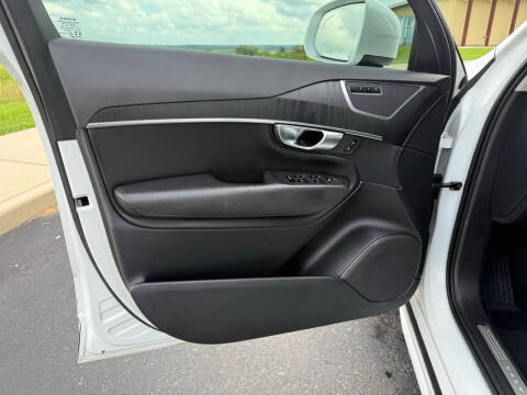 2020 Volvo XC90 T6 Momentum 6-Passenger