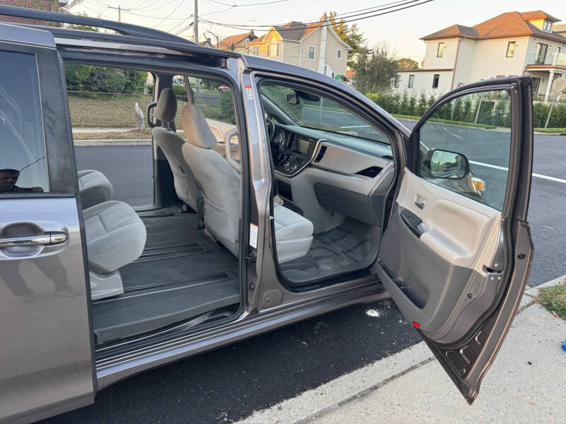 2019 Toyota Sienna LE 8-Passenger