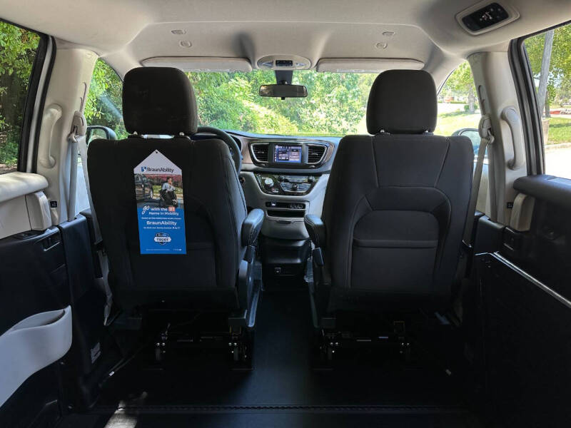 2022 Chrysler Voyager LX