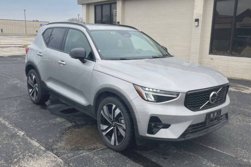 2025 Volvo XC40 B5 Plus Dark Theme