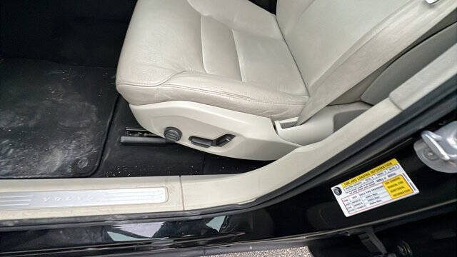 2024 Volvo XC60 B5 Core Dark Theme