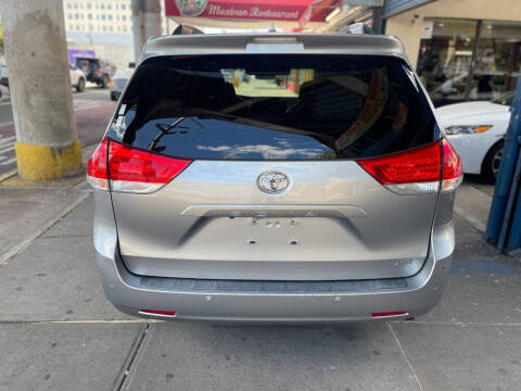 2011 Toyota Sienna XLE 8-Passenger