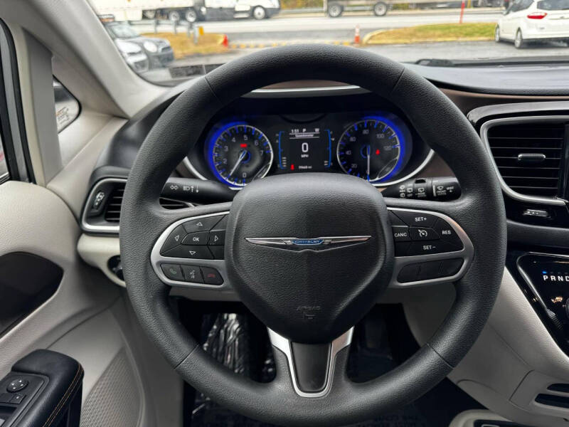 2017 Chrysler Pacifica Touring photo 11