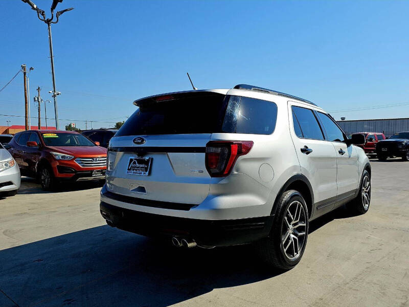 2018 Ford Explorer Sport photo 4