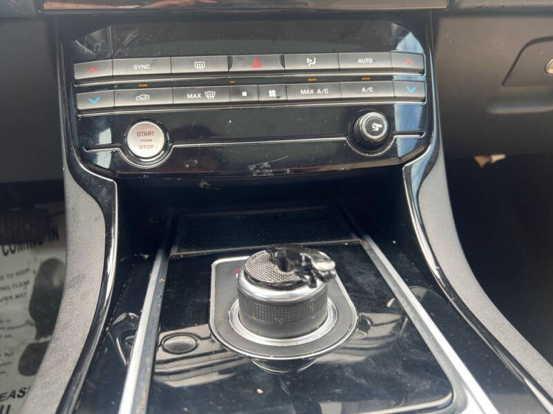 2017 Jaguar XE 25t