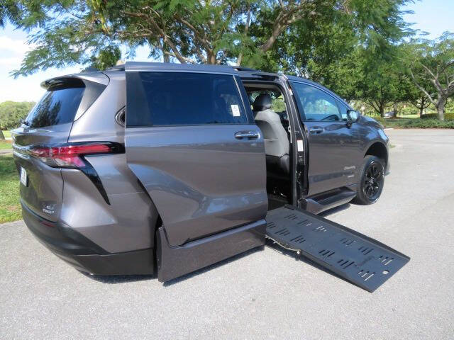 2021 Toyota Sienna XLE 8-Passenger