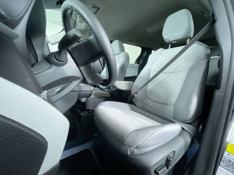2025 Toyota Sienna LE 8-Passenger