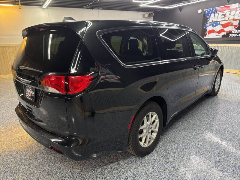 2022 Chrysler Voyager LX