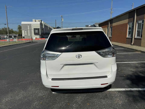 2013 Toyota Sienna SE 8-Passenger