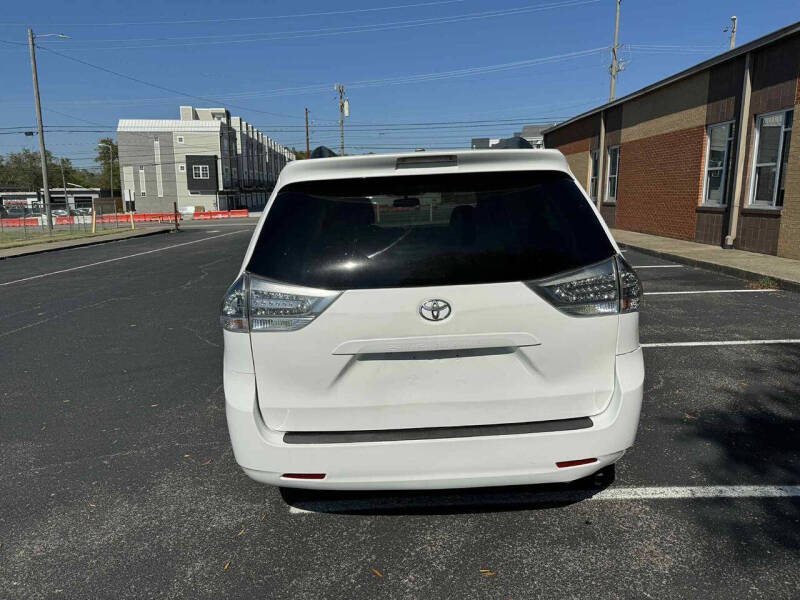 2013 Toyota Sienna SE 8-Passenger