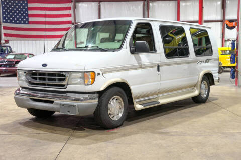 2002 Ford E-Series E-150 Photo
