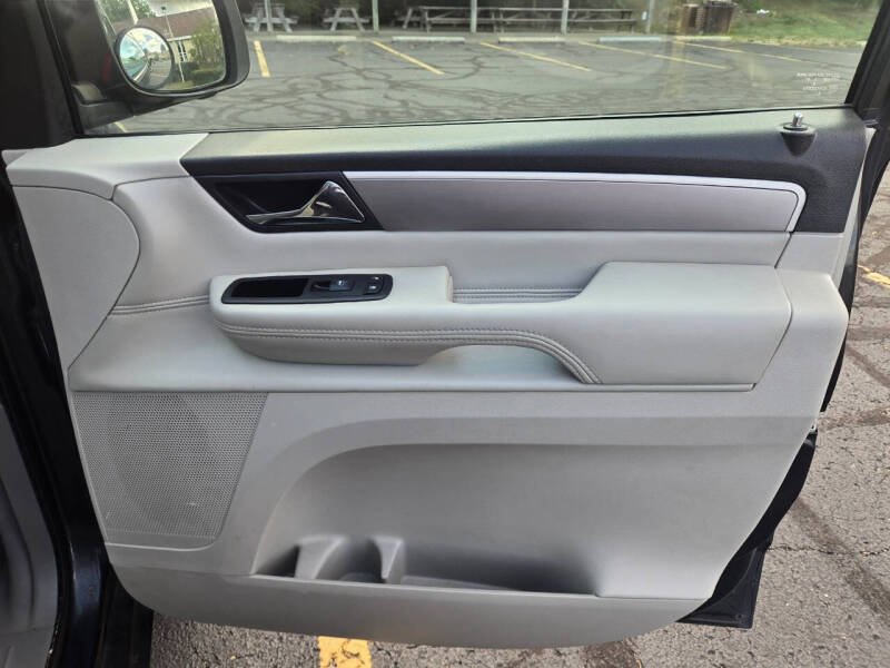 2011 Volkswagen Routan SEL