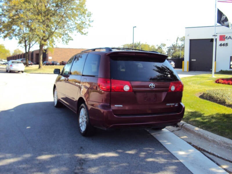 2008 Toyota Sienna LE photo 2