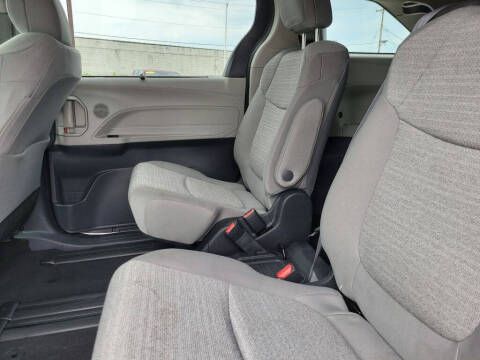 2022 Toyota Sienna LE 8-Passenger