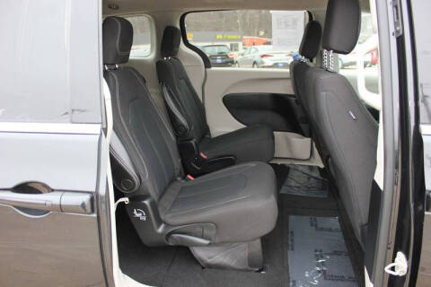 2022 Chrysler Voyager LX