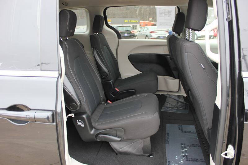 2022 Chrysler Voyager LX