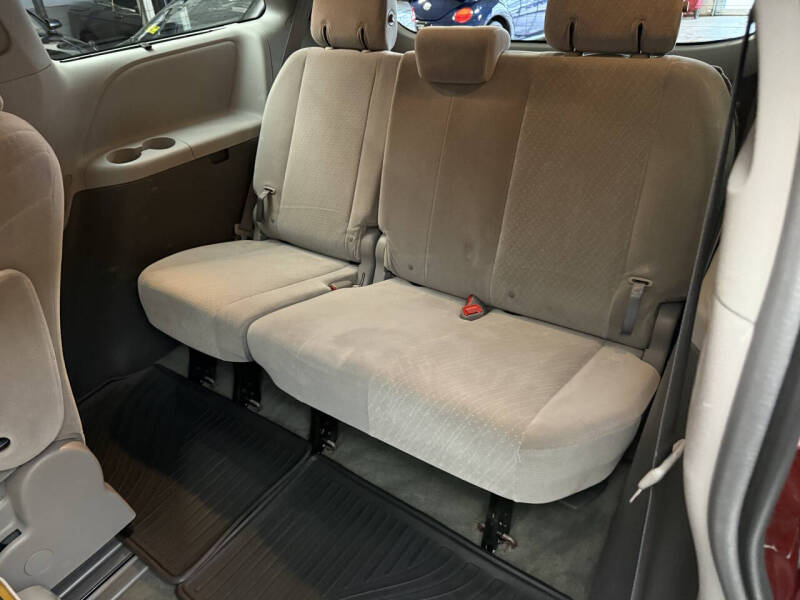 2017 Toyota Sienna LE 8-Passenger